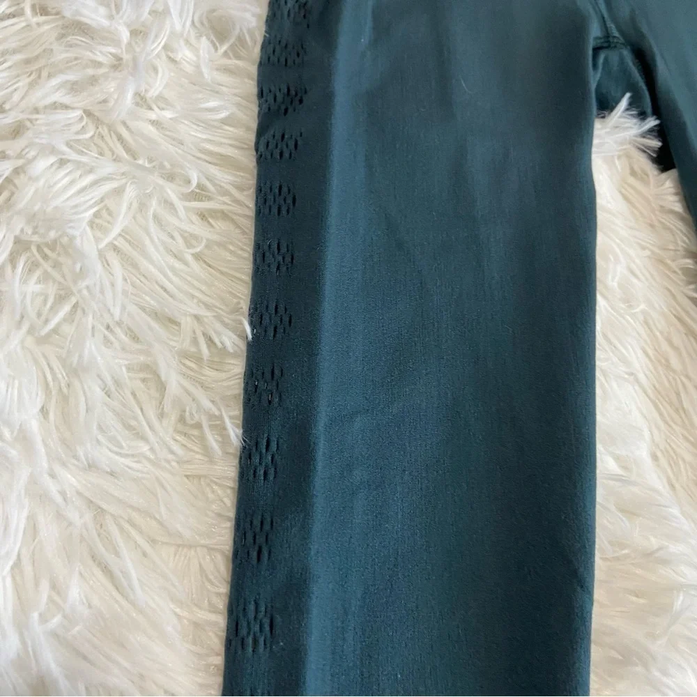 Lululemon green Capri leggings with cutouts size 4